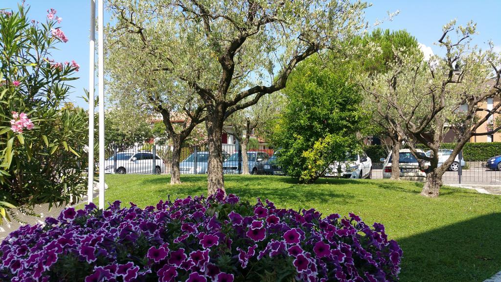 Hotel Holiday Sirmione Exterior photo