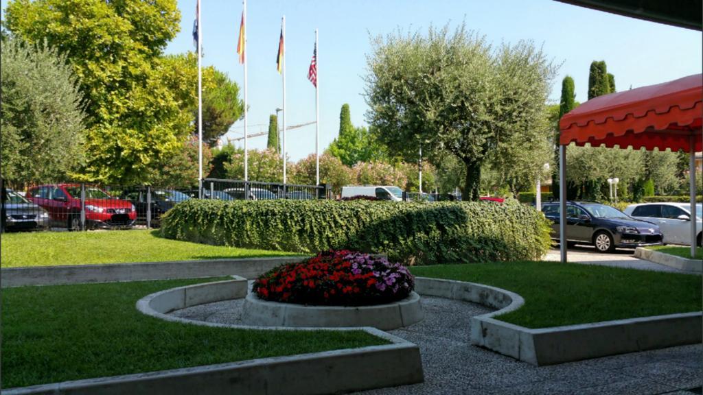 Hotel Holiday Sirmione Exterior photo