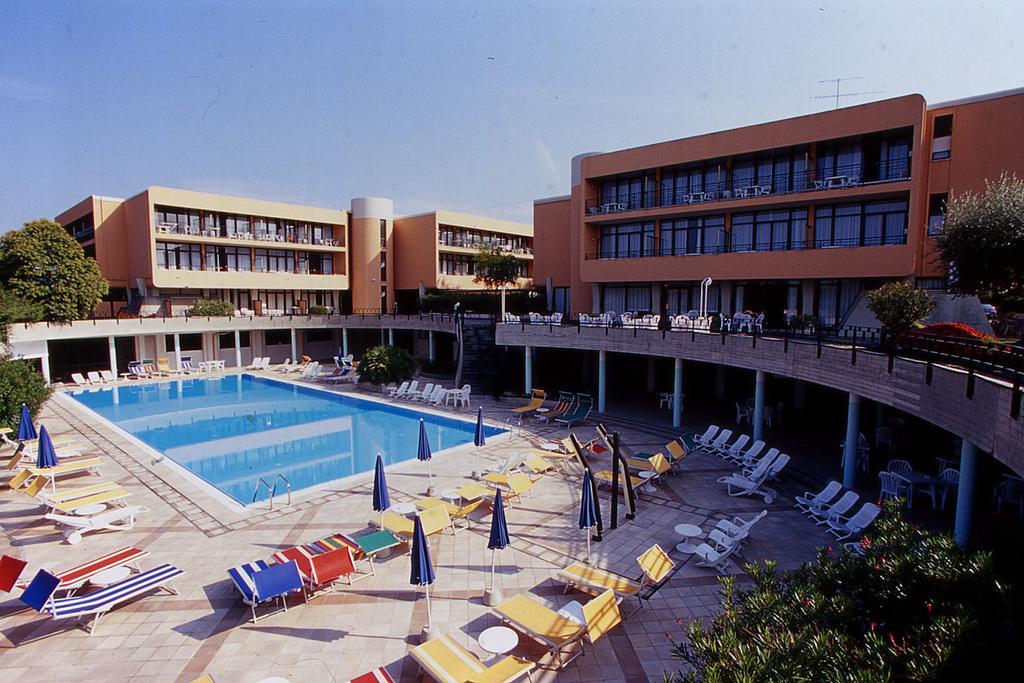 Hotel Holiday Sirmione Exterior photo